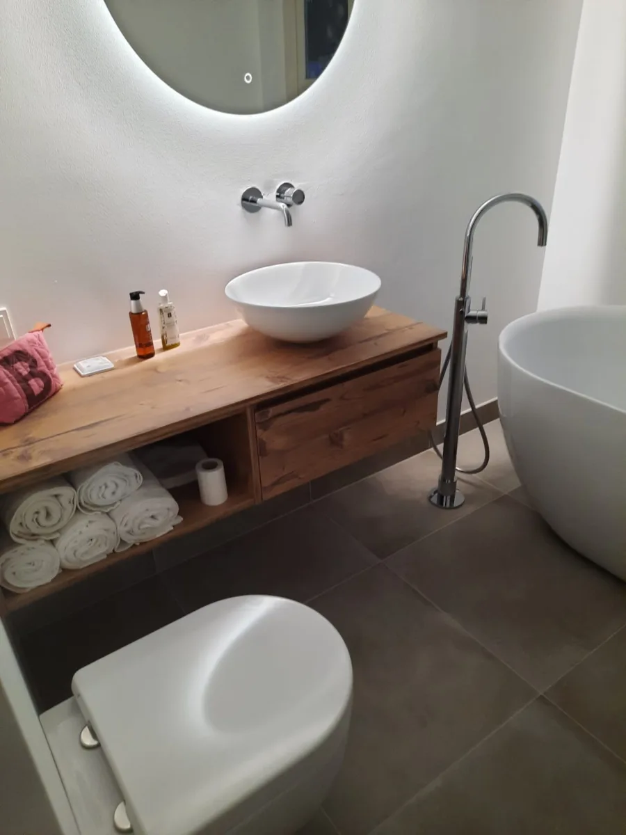 Badkamer vrijstaand bad en opbouwwaskom – modern stijl – Ede