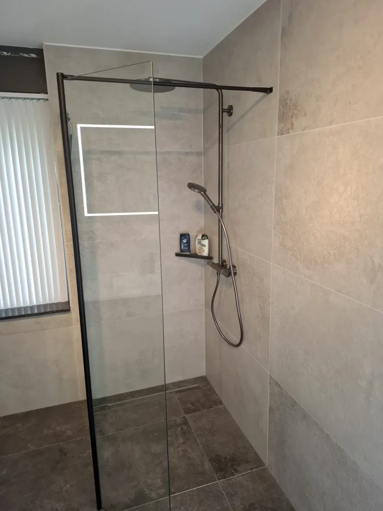 Badkamer met inloopdouche met beweegbaar deel – betonlook stijl – Veenendaal