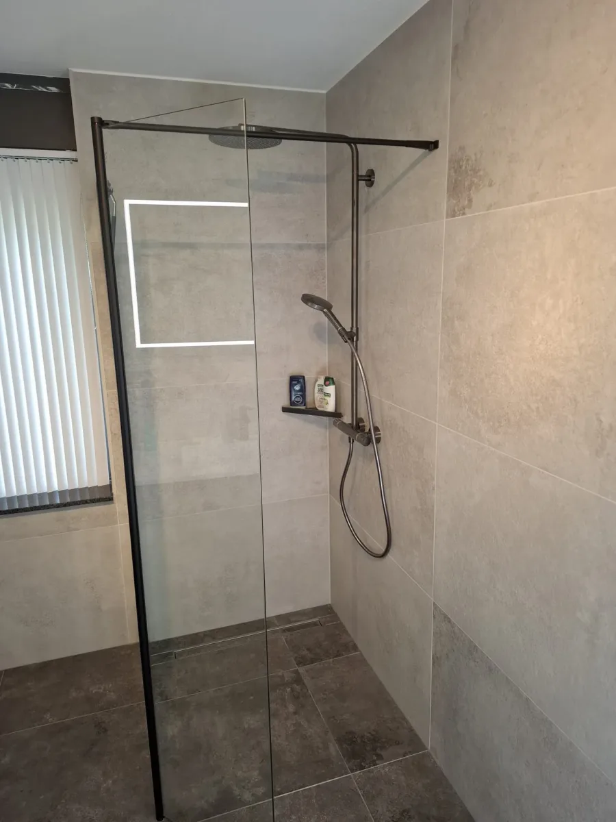 Badkamer met inloopdouche met beweegbaar deel – betonlook stijl – Veenendaal (foto 2)