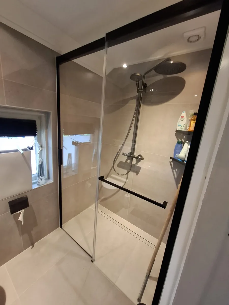 Badkamer met schuif-nisdeur met handdoekhouder – mozaïek – visgraat stijl – Veenendaal (foto 2)