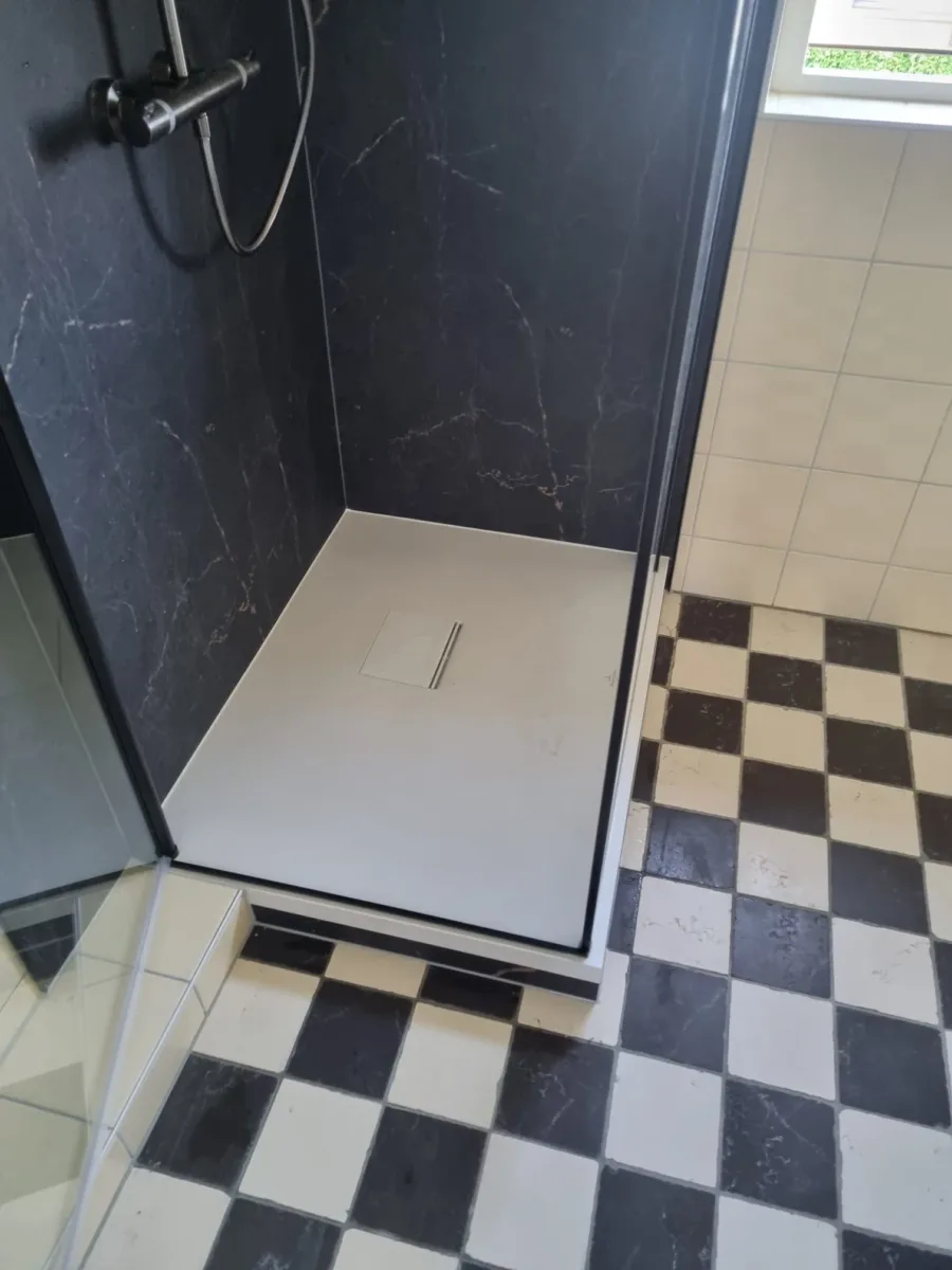 Douchecabine met voegloze wandplaten geplaatst – bad eruit – ergonomisch stijl – Rhenen (foto 3)