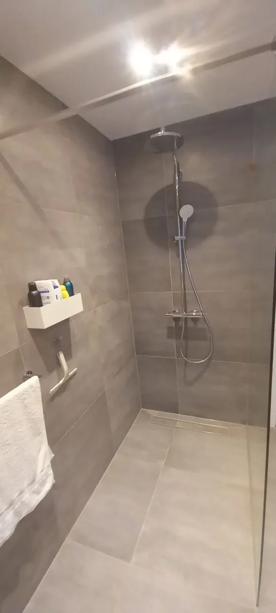 Badkamer met inloopdouche (bad vervallen) – badkamers met hout stijl – Ede