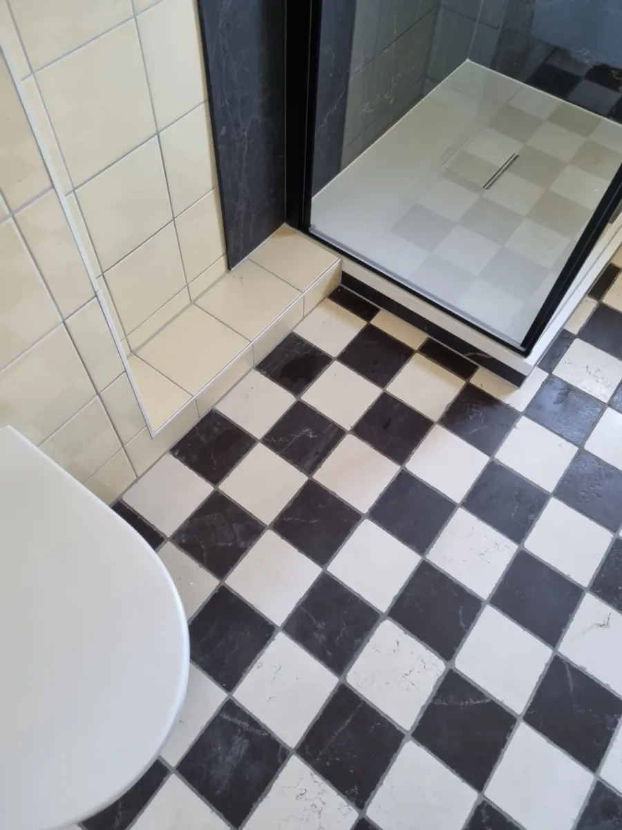 Douchecabine met voegloze wandplaten geplaatst – bad eruit – ergonomisch stijl – Rhenen (foto 4)