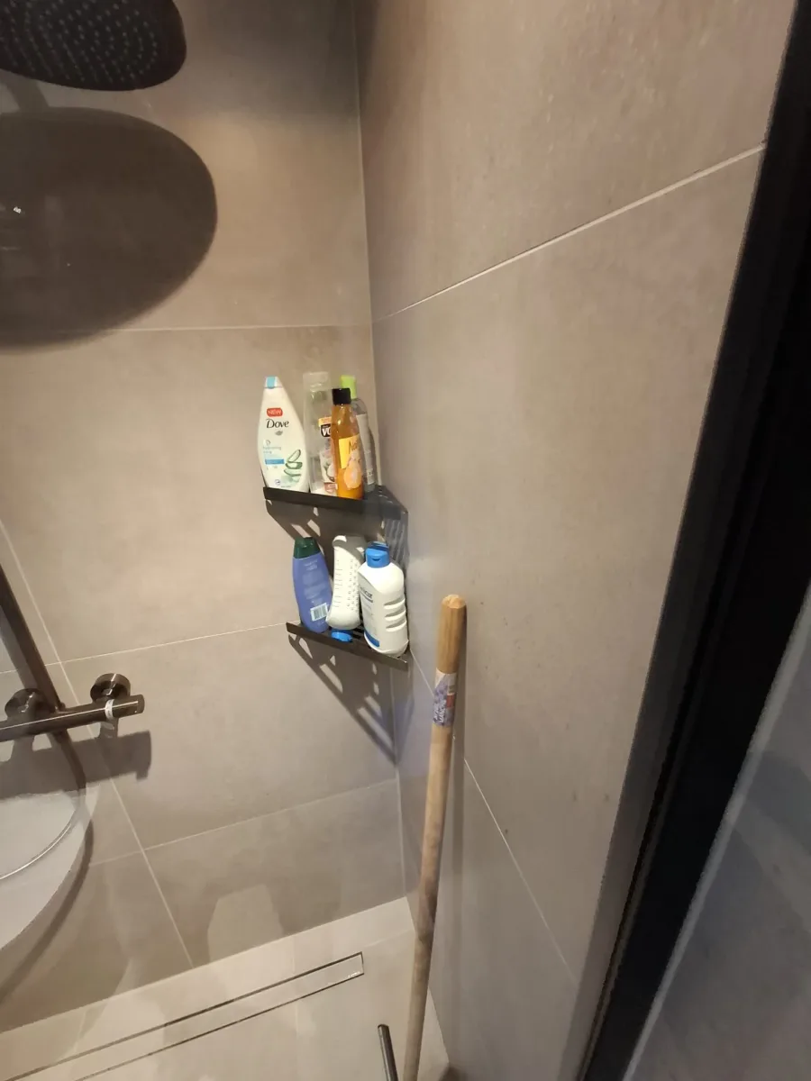 Badkamer met schuif-nisdeur met handdoekhouder – mozaïek – visgraat stijl – Veenendaal (foto 5)